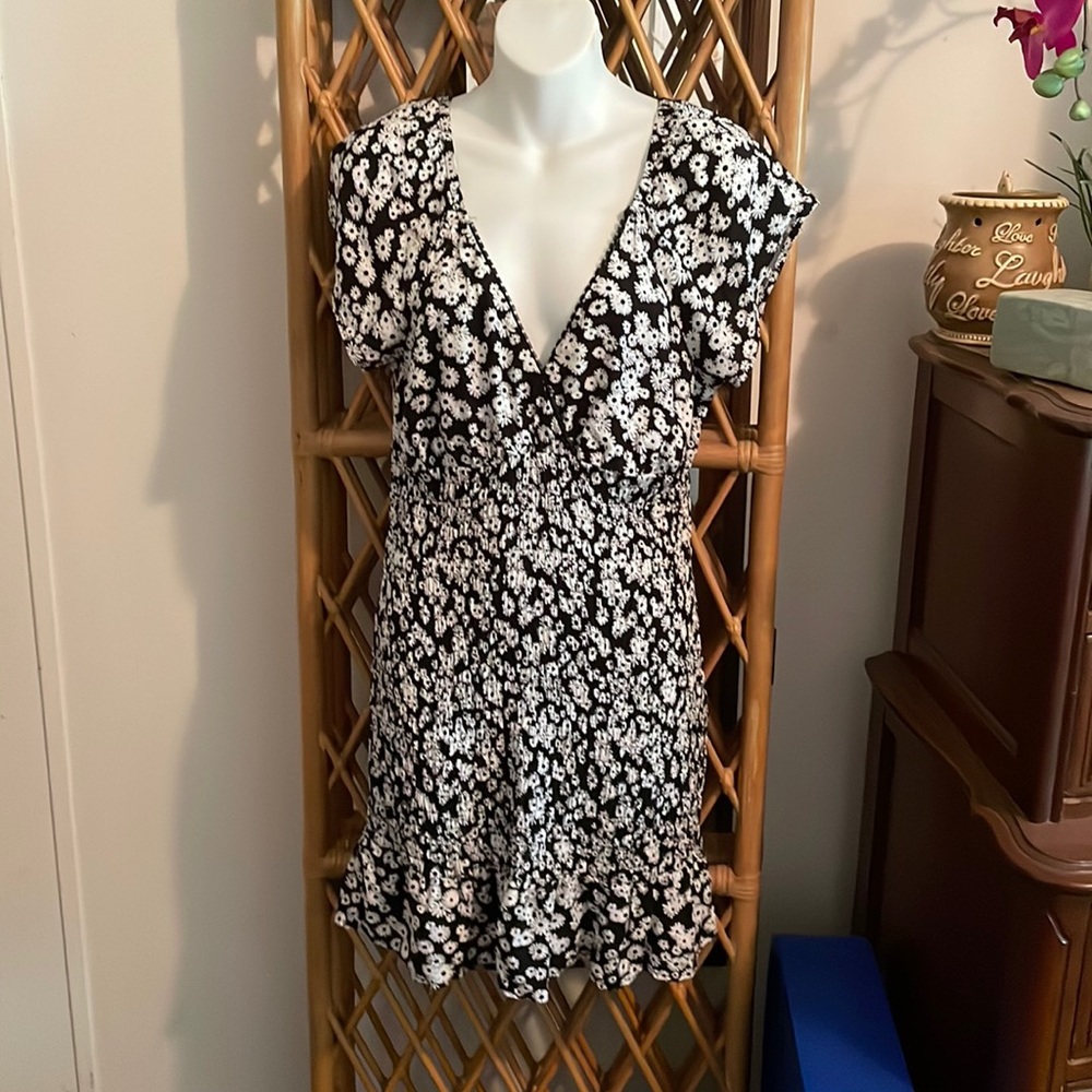 Cutest mini dress tiny flowers 🌸